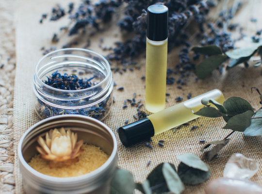 Akcesoria do aromaterapii – ciesz się olejkami eterycznymi poza domem