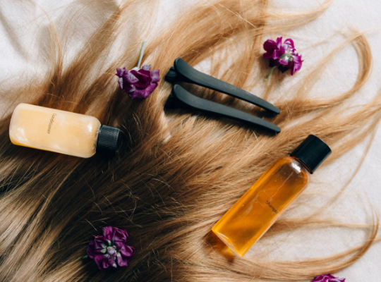 Oleje roślinne w pielęgnacji włosów – podział na porowatość. Jak olejować włosy?